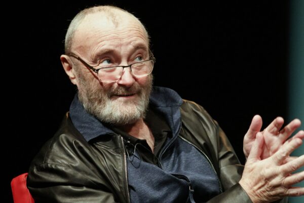 « Je suis chanceux d’être en vie » : Phil Collins se confie sur son addiction à l’alcool et son hospitalisation